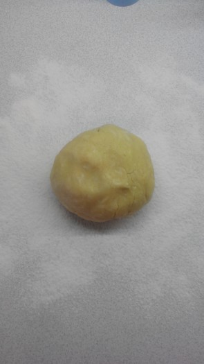 Замесить тесто. Завернуть в пакетик и поместить в холодильник на 30 минут.