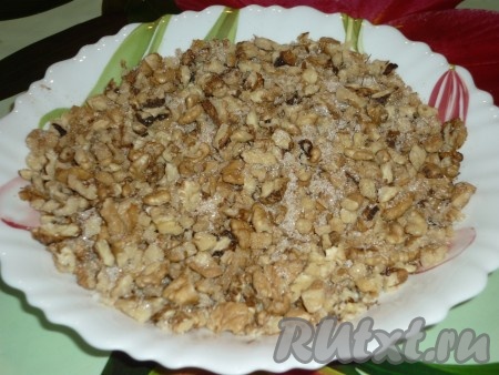 Подготовить грецкие орехи, измельчить их, пересыпать на достаточно плоскую тарелку, добавить сахар и молотую корицу, перемешать.&nbsp;