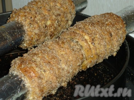 Трубочки поместить на форму, чтобы они находились навесу. Выпекать в разогретой до 180 градусов духовке 20-25 минут (до золотистого цвета), периодически прокручивая, чтобы печенье равномерно пропеклось.&nbsp;