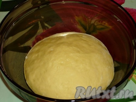 По прошествии часа тесто поднимется, увеличившись в объёме.