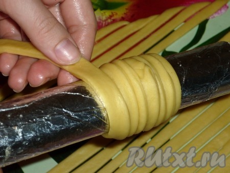 Намотать полоски теста внахлёст на подготовленные основы, они&nbsp;могут быть металлическими или бумажными, я использовала картонные трубочки от фольги и от пергаментной бумаги, которые обмотала фольгой. Трубочки, обмотанные фольгой, смазать растительным маслом.&nbsp;