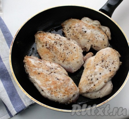 Через час достать грудку из холодильника. В сковороде разогреть растительное масло и обжарить грудку до румяной корочки на огне выше среднего в течение двух минут. Перевернуть и обжарить с другой стороны. Закрыть сковородку крышкой. Выключить огонь. 30 минут крышку не открывать!
