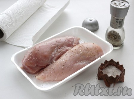 Куриную грудку вымыть, обсушить бумажным полотенцем, приправить солью и перцем с двух сторон, выложить в лоток и убрать в холодильник на 1 час.
