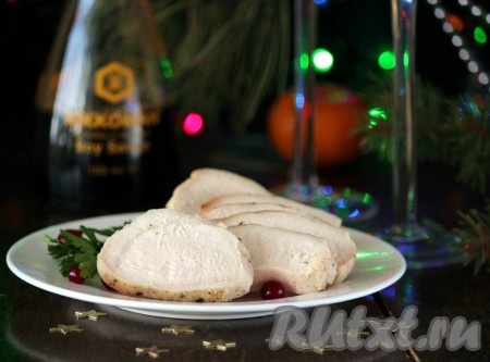 Куриная грудка получается мягкое, нежное, хорошо нарезается на ломтики. Вкусное и полезное блюдо!