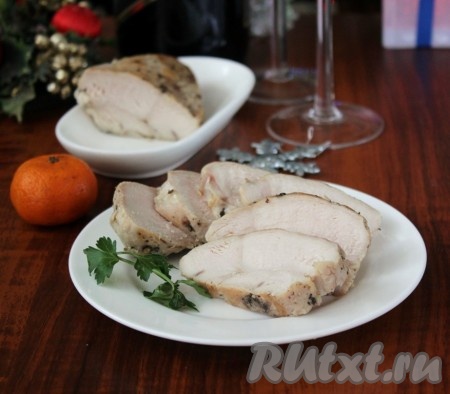 Готовое филе куриной грудки нарезать и выложить на тарелку.