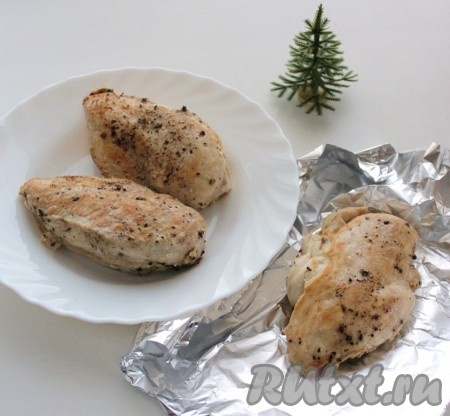 Через 30 минут выложить филе куриной грудки на тарелку, дать остыть. Затем завернуть в фольгу и убрать на 5-6 часов в холодильник.
