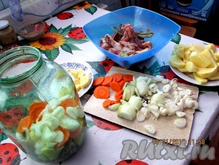 Взять 3-литровую банку, хорошо вымыть и уложить слой мяса, слой картофеля, слой лука и моркови и так чередовать ряды, пока не закончатся все ингредиенты.