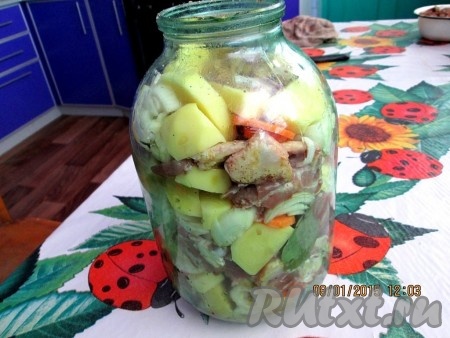 Как только банка будет полной, нужно сверху немного придавить картошку, чтобы накрыть нашу баночку железной крышкой.