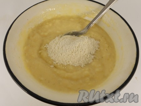 В получившееся пюре добавлять по 1 столовой ложке муки, каждый раз тщательно перемешивая. Тесто должно получиться в меру густым.