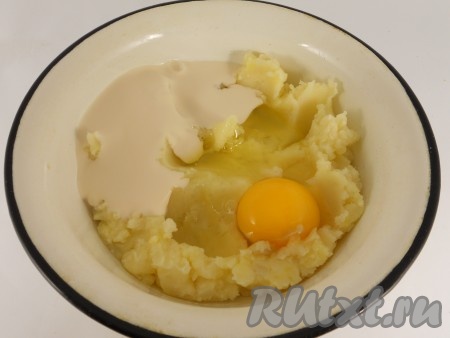 Картошку очистить, переложить в кастрюлю, полностью залить водой и поставить на огонь, после закипания, подсолив воду, отварить до готовности (в течение минут 20-25), затем воду слить. Растолочь картошку с помощью толкушки до получения пюре. Картофельное пюре немного остудить, затем добавить в него сырое яйцо и кефир.