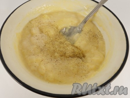 Перемешать картофельное пюре до однородности, посолить и поперчить.