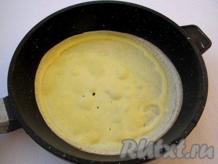 Жарьте блины на среднем огне. Когда края блина начнут румяниться, переверните блин.