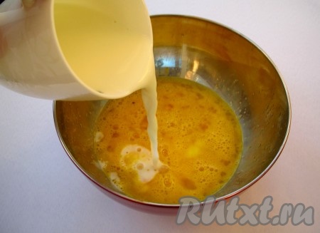 Влейте молоко.