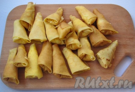 Сверните конвертики. В принципе, вы можете завернуть блины своим любимым способом.