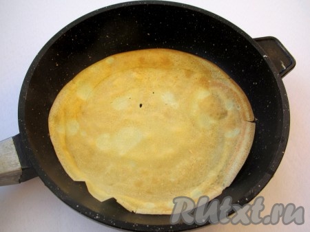 Обжарьте с другой стороны. Степень зажарки блинов определяйте по своему вкусу. Так как масло мы добавили в тесто, то возможно не нужно будет смазывать сковородку маслом после выпечки первого блина (но тут всё зависит от вашей сковороды).