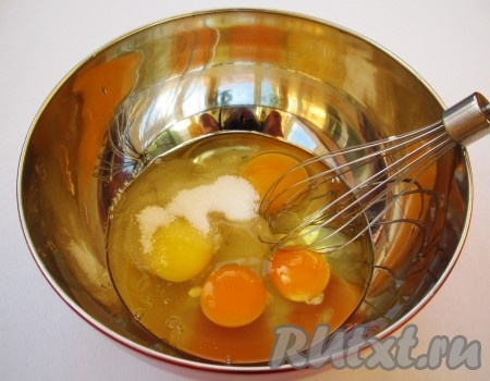 Яйца слегка взбейте с сахаром.