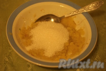 Яблоки очистить от кожуры и семян, нарезать на кусочки, выложить на тарелку и поставить в микроволновку. Запекать яблоки до мягкости при максимальной мощности микроволновки (я запекала 5 минут). Дать запечённым яблокам остыть, затем измельчить их погружным блендером до получения пюре. В тарелку с яблочным пюре добавить сахар, желтки, тщательно перемешать.