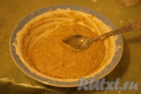 Тесто для печенья, замешанное на яблочном пюре, должно получиться липким, в меру густым, как на фото.