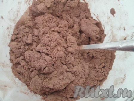 Добавить просеянную муку. Все перемешать.
