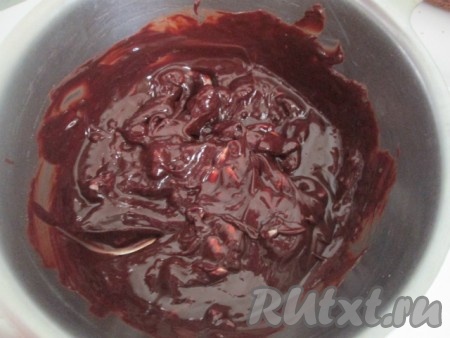 Шоколад растопить на водяной бане, добавить масло комнатной температуры. Хорошенько перемешать.
