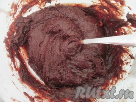 Сухие ингредиенты добавить в желтковую смесь. Аккуратно перемешать. Добавить кофе. Отдельно взбить белки и аккуратно вмешать в тесто, все перемешать "сверху вниз".