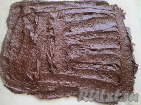 Готовое тесто выложить на противень, застеленный пекарской бумагой, печь примерно 10-15 минут до сухой зубочистки. Ориентируйтесь на свою духовку!
