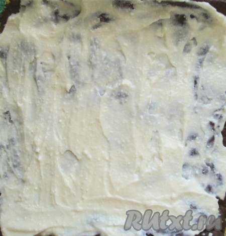 Пока печется бисквит, приготовим начинку. Творог и сливки взбить вместе, добавить сахар, ванилин. Аккуратно вынуть горячий бисквит, перевернуть его на доску, покрытую пекарской бумагой, и потом осторожно перевернуть его еще раз на влажное полотенце. Осторожно завернуть в рулет прямо с полотенцем, оставить полежать минут 5, раскрутить. Бисквит смазать кремом, плотно свернуть рулетом.