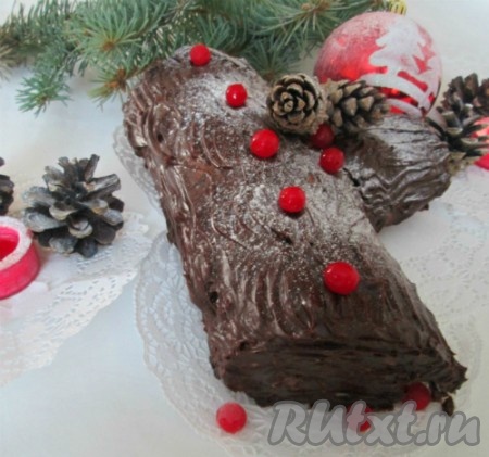 Крем еще теплым нанести на рулет. С помощью вилки сделать узоры на полене, сверху посыпать сахарной пудрой и украсить по желанию. Я украсила красной калиной.
