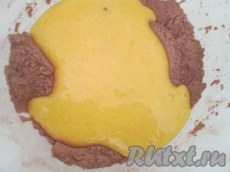 Сухие ингредиенты добавить в желтковую смесь.