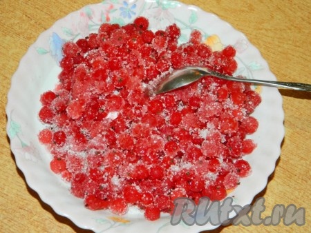 Смородину (можно замороженную) перемешать с сахаром.
