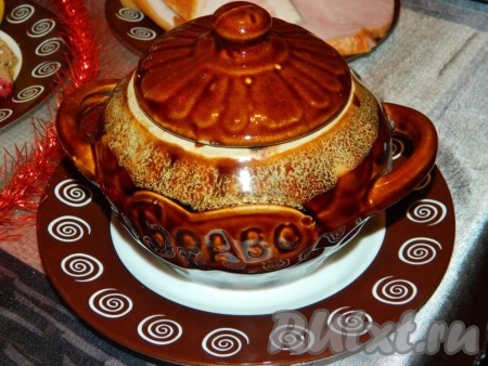 Вкусное мясо, приготовленное с красной смородиной, подаём на стол горячим.