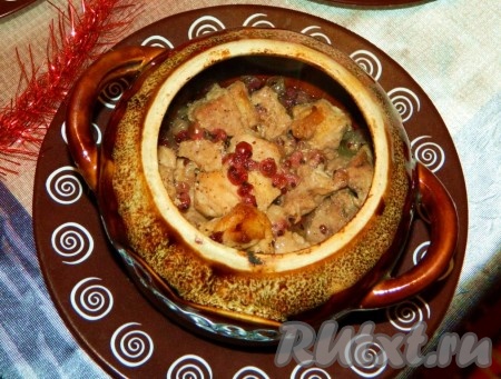 Вкусное мясо, приготовленное с красной смородиной, подаём на стол горячим.