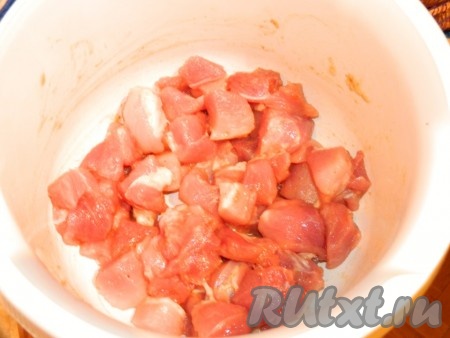 Мясо порезать на кусочки. Добавить горчицу, мед, соль, перец. Перемешать.