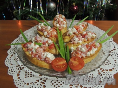 Кростини с помидором и сыром