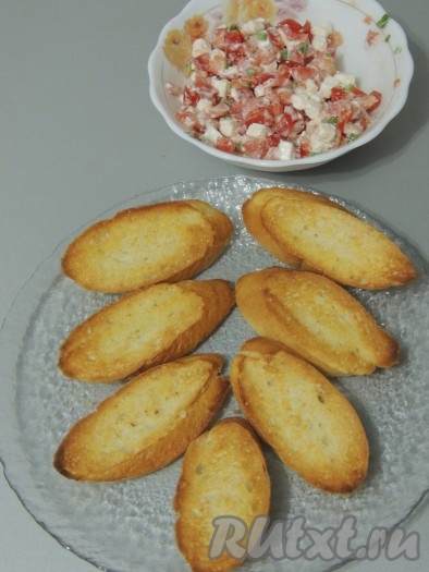 Обжаренные кусочки натереть чесноком и сбрызнуть оливковым маслом.