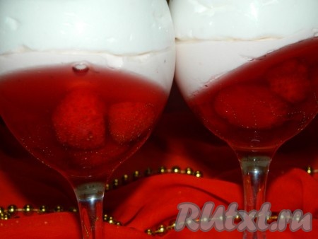 Очень красиво смотрятся ягоды, застывшие в желе.