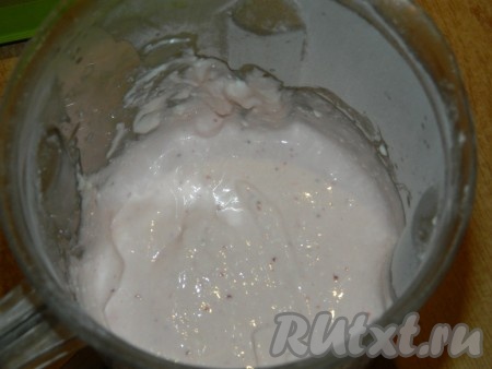 Для приготовления творожного слоя взбиваем творог, сметану, ванилин и сахар. Для цвета можно добавить несколько ягод клубники. Перед тем как выкладывать творожный слой в креманки, надо ввести в него подогретый желатин и перемешать.
