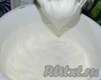 Затем взбить сливки с сахарной пудрой до устойчивых пиков и украсить творожно-клубничный десерт по своему вкусу.
