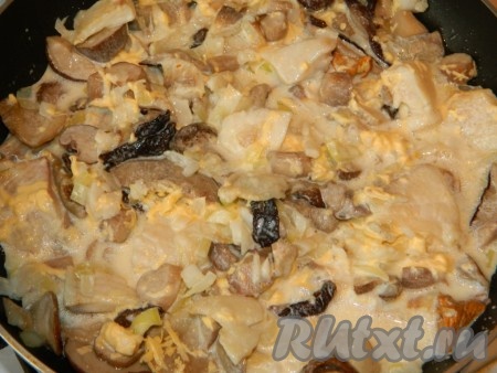 Вливаем сливки, добавляем натертый сыр, перемешиваем, накрываем крышкой и тушим на маленьком огне минут 20.
