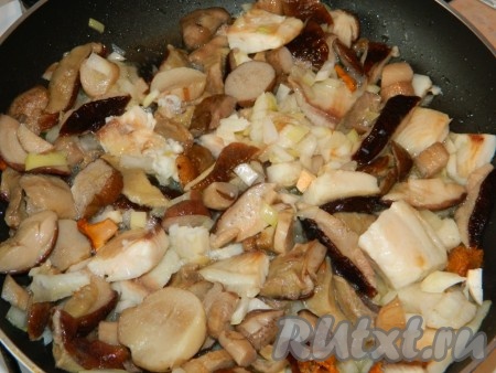 Грибы отправляем на сковороду к рыбе и луку, солим, добавляем специи.
