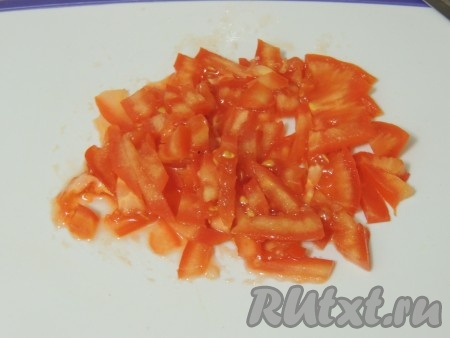 Помидоры нарезать соломкой.