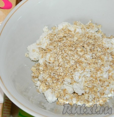 Соединяем&nbsp;овсяные хлопья с&nbsp; творогом.
