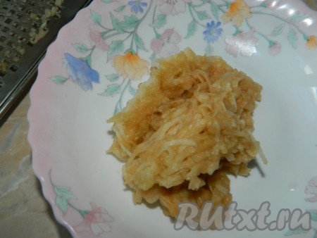 Отдельно натереть на терке яблоко и добавить к общей массе.
