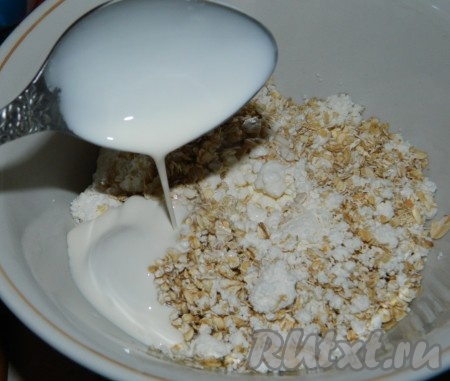 Добавляем сахар, яйцо и сливки. Если Вы не спешите, то лучше сначала добавить желток и и взбить, а потом уже во взбитую массу постепенно ввести белок, отдельно взбитый в пену. Так суфле будет более&nbsp;легким и воздушным.
