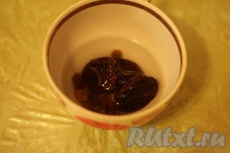 Сухофрукты можно взять любые. Я взяла 4 чернослива без косточек и небольшую горсть изюма. Сухофрукты выложить в небольшую пиалу, залить кипятком и оставить на 5-6 минут, затем лишнюю воду слить. Обсушить сухофрукты, выложив на бумажное (или тканевое) полотенце.