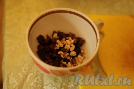 Крупные сухофрукты нарезать на небольшие части. Смешать орехи и сухофрукты.