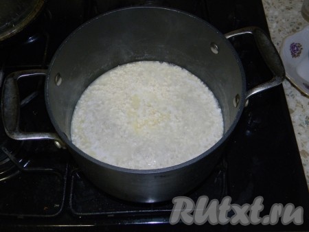 В кипящее молоко добавить ряженку, огонь уменьшить и постоянно помешивать. Молоко свернётся и образуется творог.
