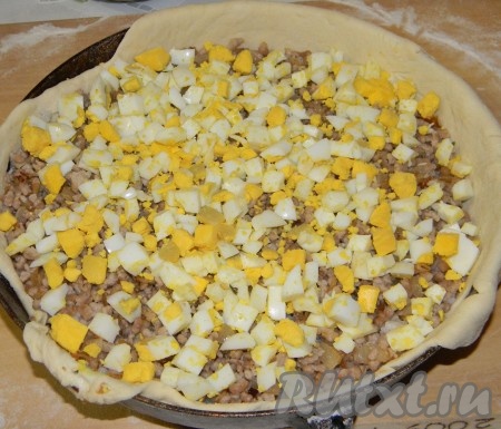 Следующим слоем выложить порезанные вареные яйца.
