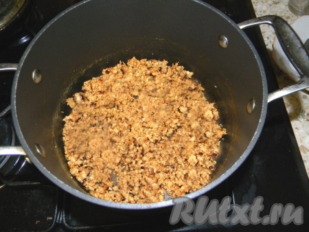 После образования творога и сыворотки, аккуратно через сито слить сыворотку в другую емкость. Всю сыворотку сливать с творога не нужно. Сыворотки должно остаться столько, чтобы она покрывала творог. Добавить в творог сахар и продолжать выпаривать на небольшом огне. Творог должен получиться цвета топленого молока. Корт готов, когда вся жидкость испарилась, он должен быть такими сухими крупинками, а не творожной пастой. Из этого количества получается 250 грамм корта.
