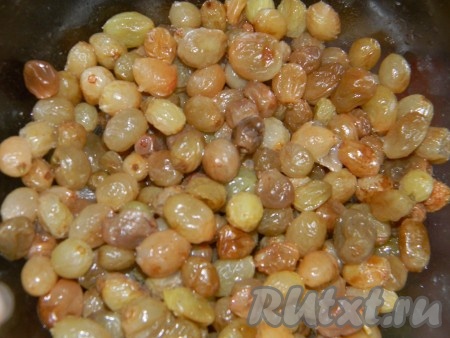 Изюм залить кипятком.
